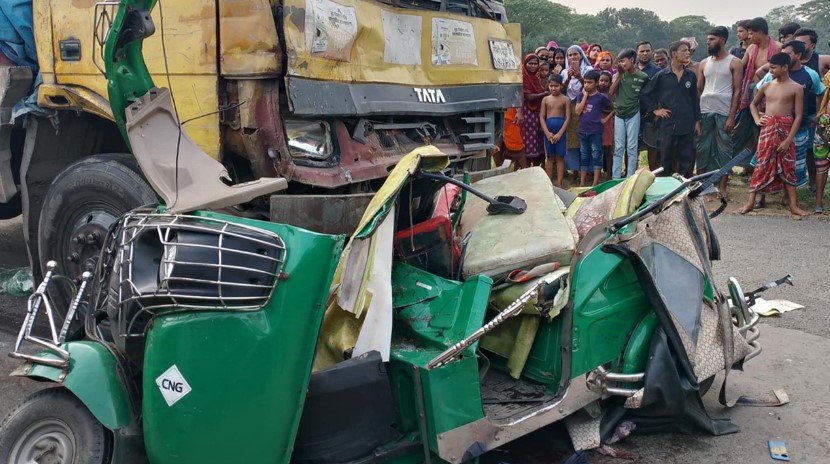 নরসিংদীতে ট্রাকচাপায় ৬ সিএনজি যাত্রী নিহত